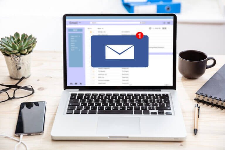 Microsoft Outlook 2013 email icon with inbox showing one unread email.